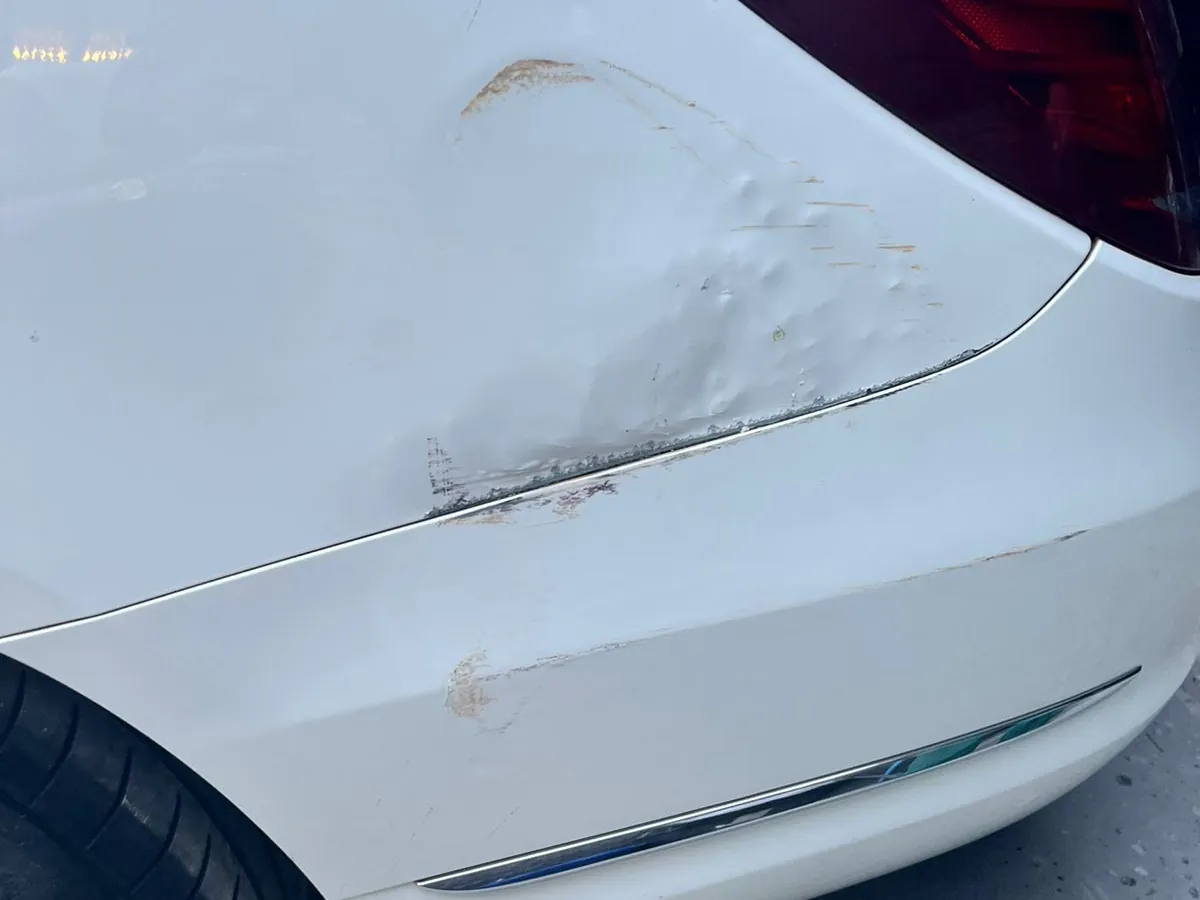 Amassado na lateral traseira de um carro branco antes do martelinho de ouro na Replikar