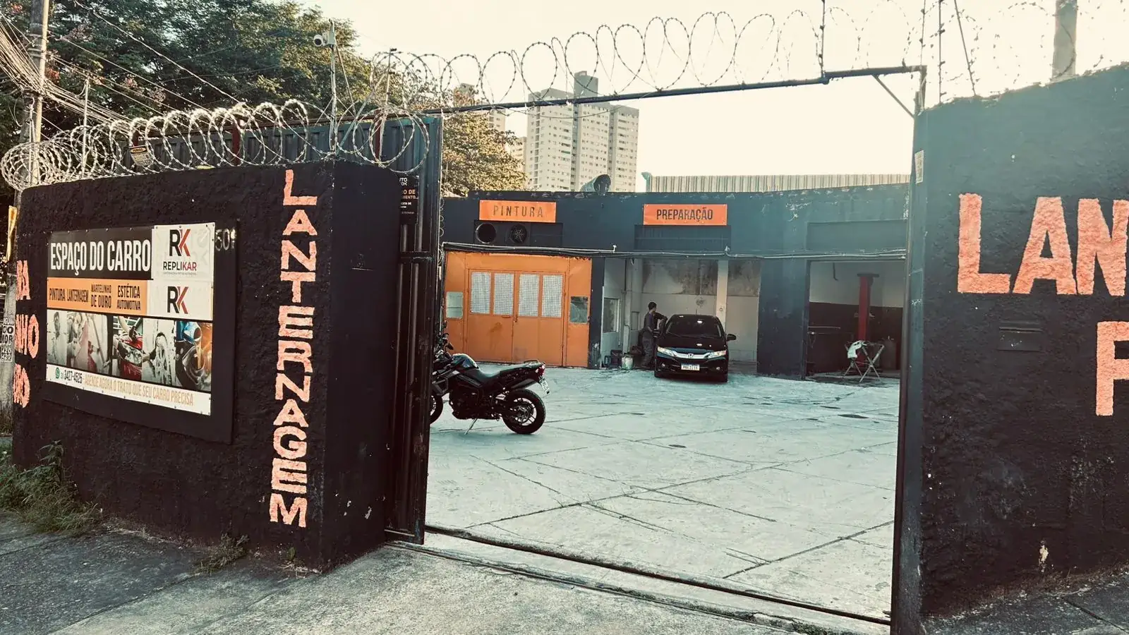 Fachada da Replikar Lanternagem e Pintura na Avenida Dom João VI, 501, no Cinquentenário, em Belo Horizonte