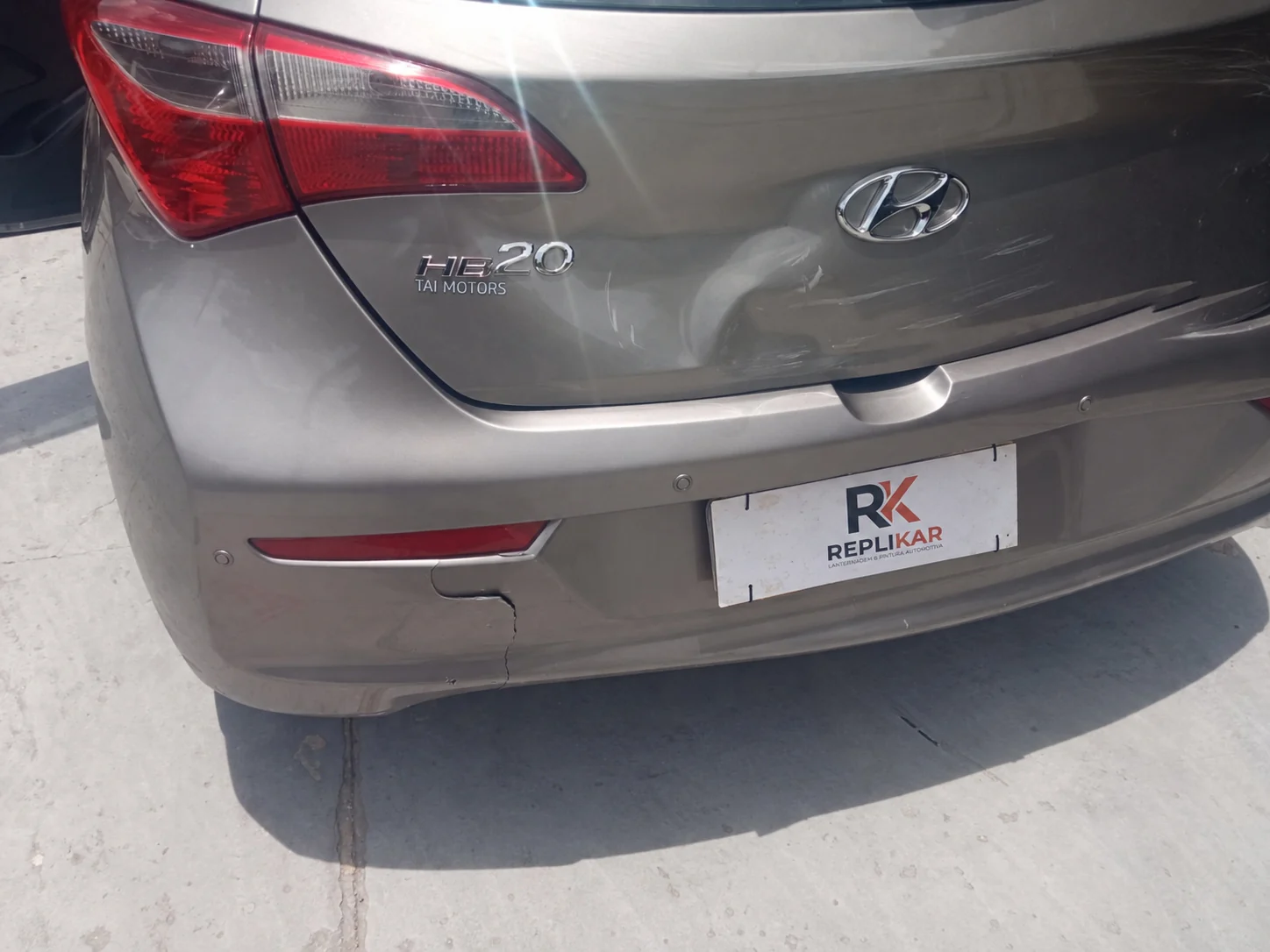 Hyundai HB20 com a tampa traseira e o para-choque amassados antes do reparo na Replikar