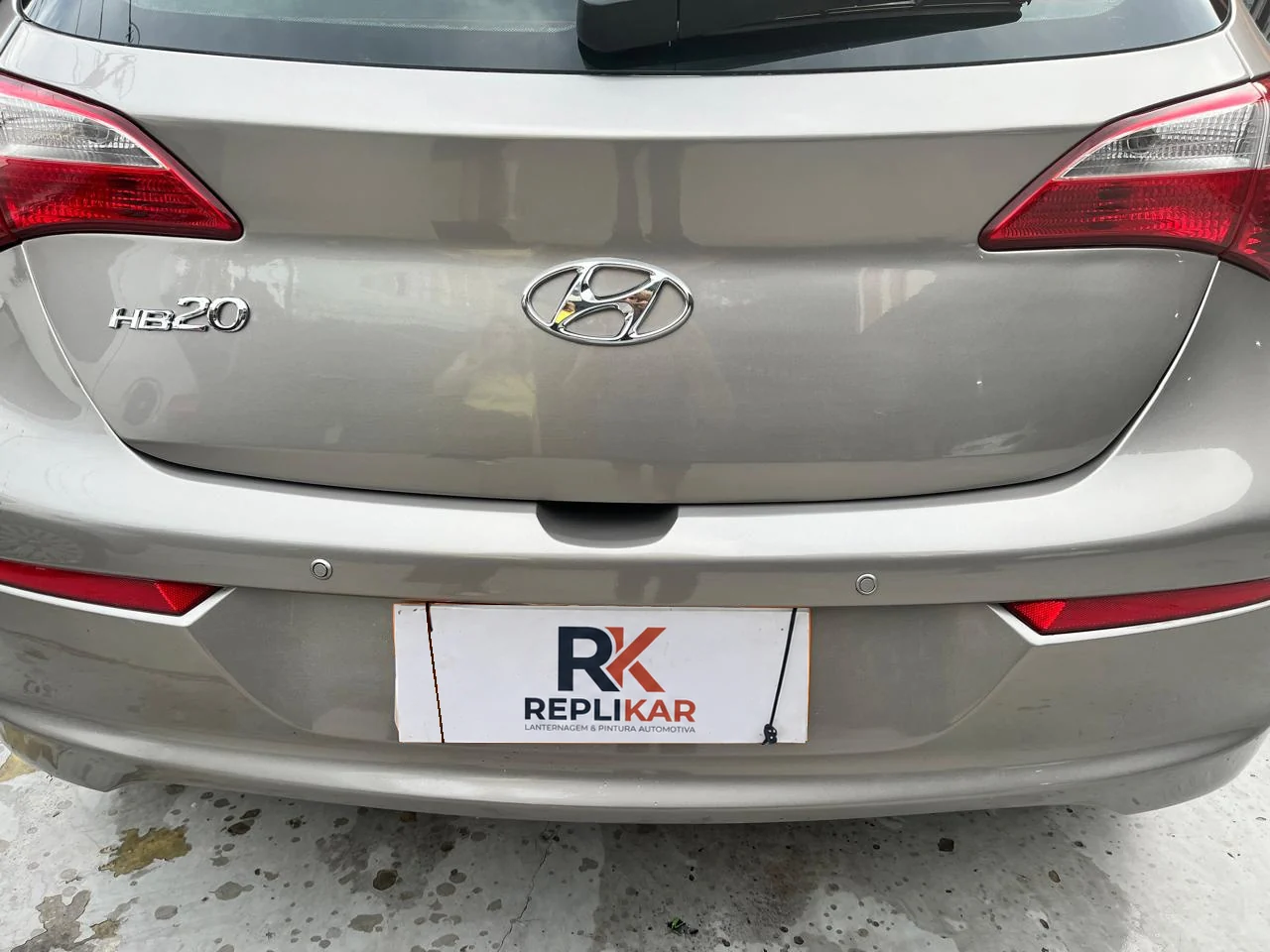 O mesmo Hyundai HB20 com a traseira e o para-choque prontos na Replikar