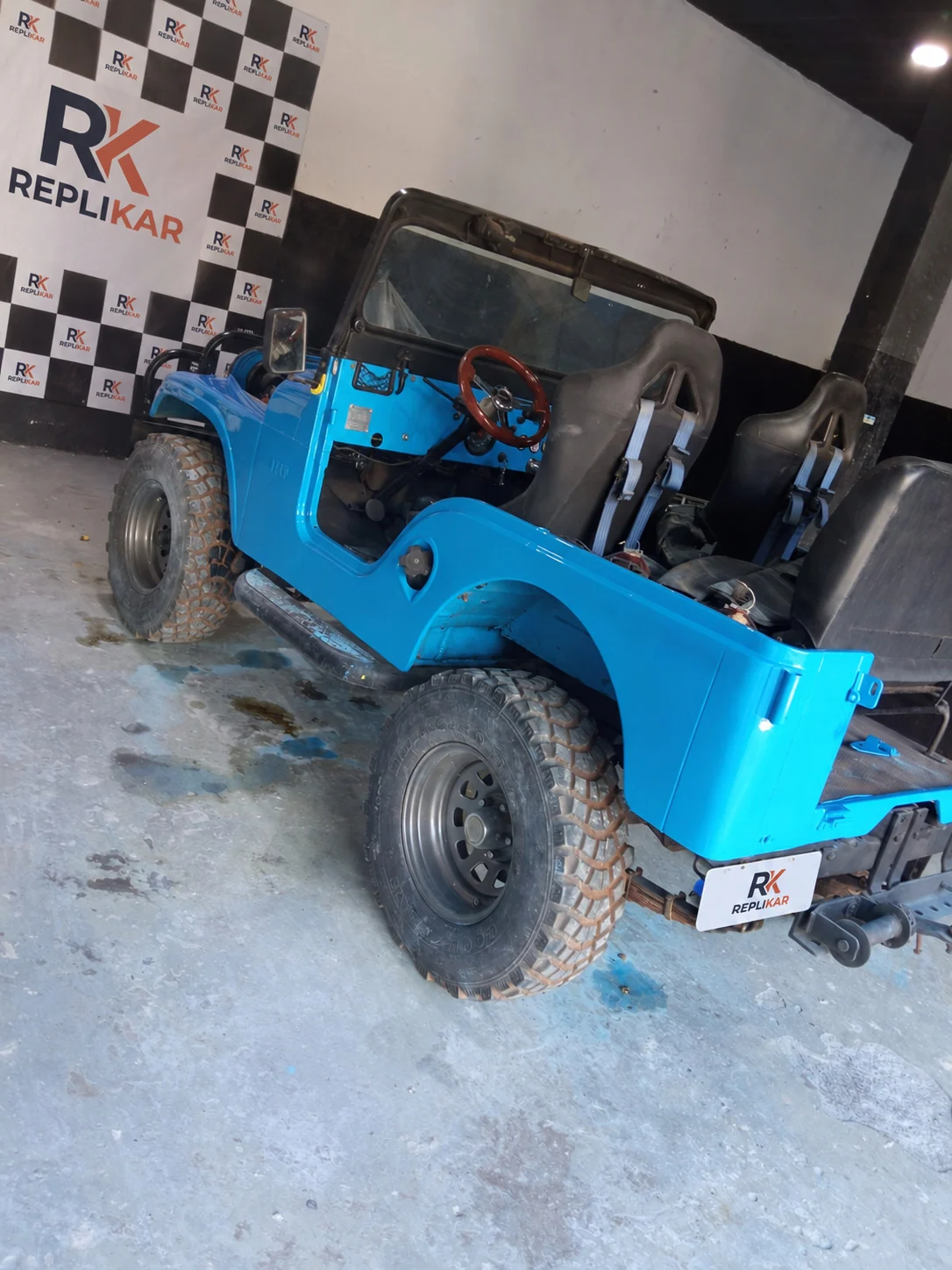 Jeep 1959 com a pintura completa refeita em azul na Replikar