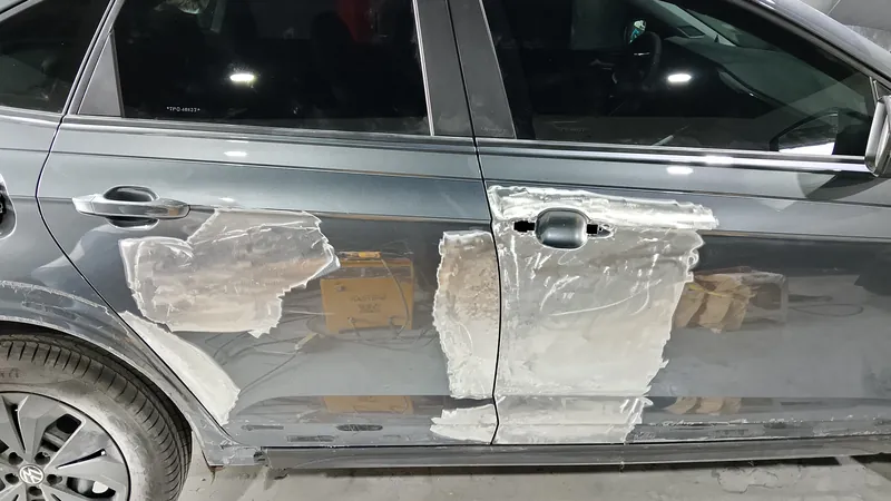 Porta de VW Nivus em reparo de lanternagem na Replikar, em BH