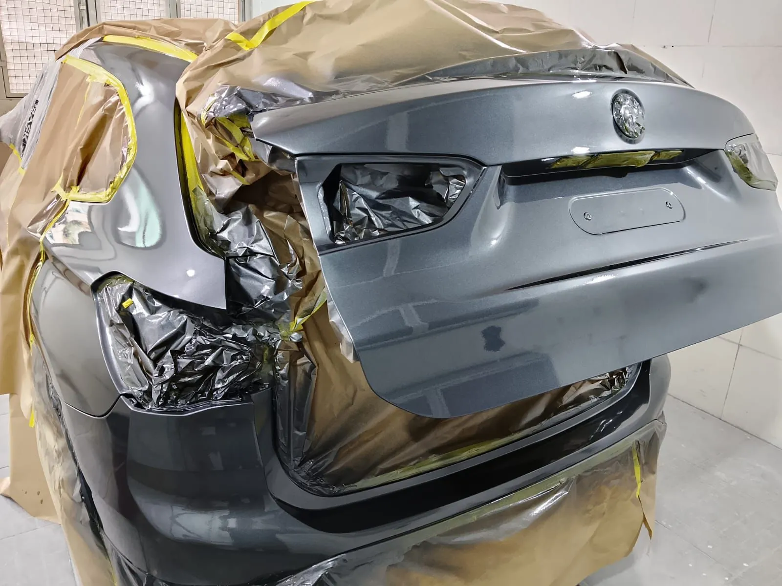 Traseira de um BMW X1 mascarada durante o reparo de lanternagem e pintura