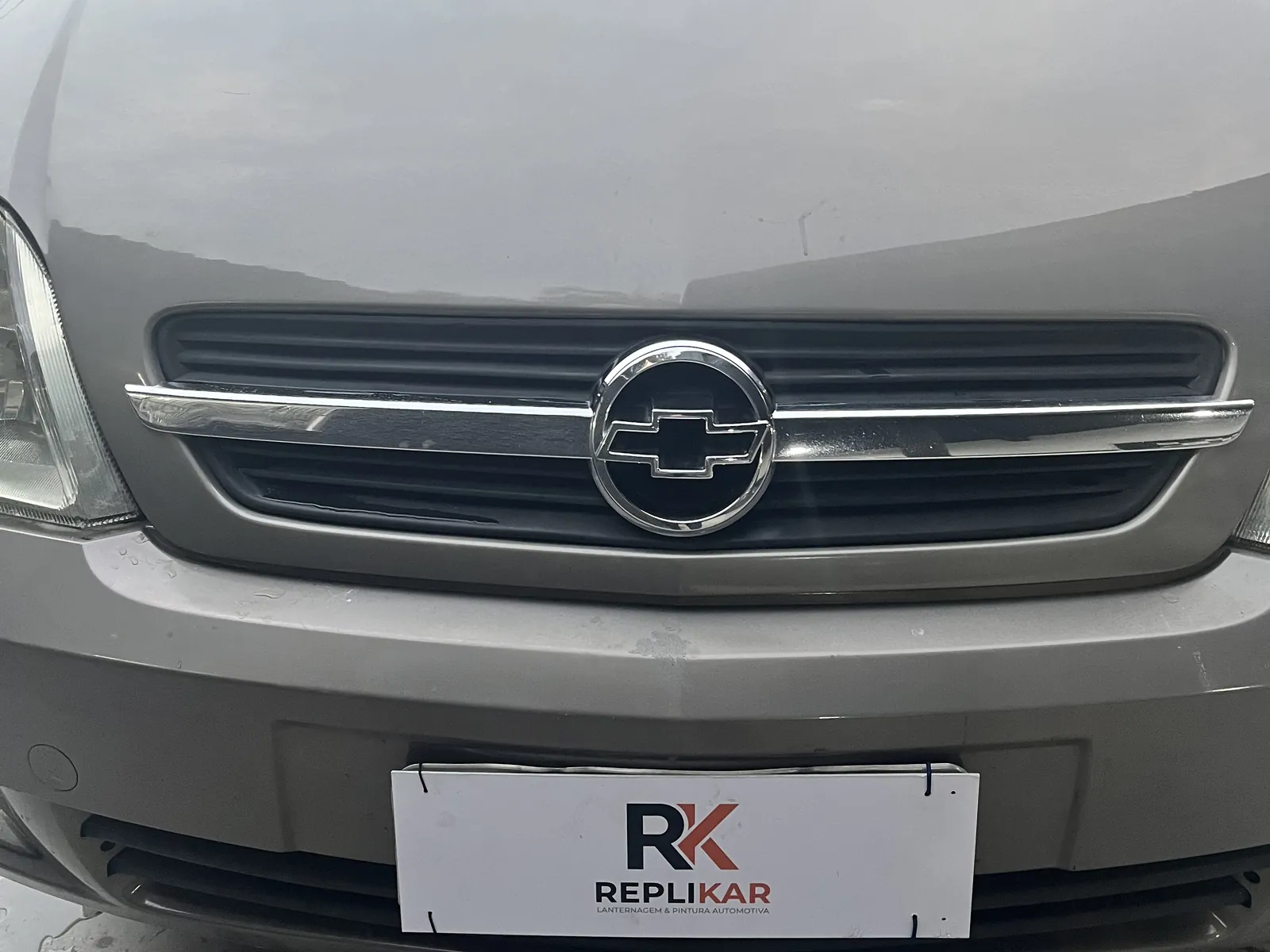 Frente do Chevrolet Meriva com os dois faróis restaurados na Replikar