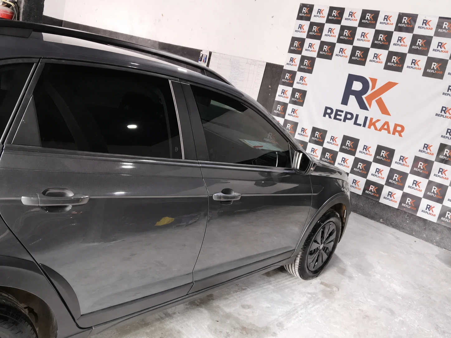 Lateral de um VW Nivus com a pintura pronta na Replikar