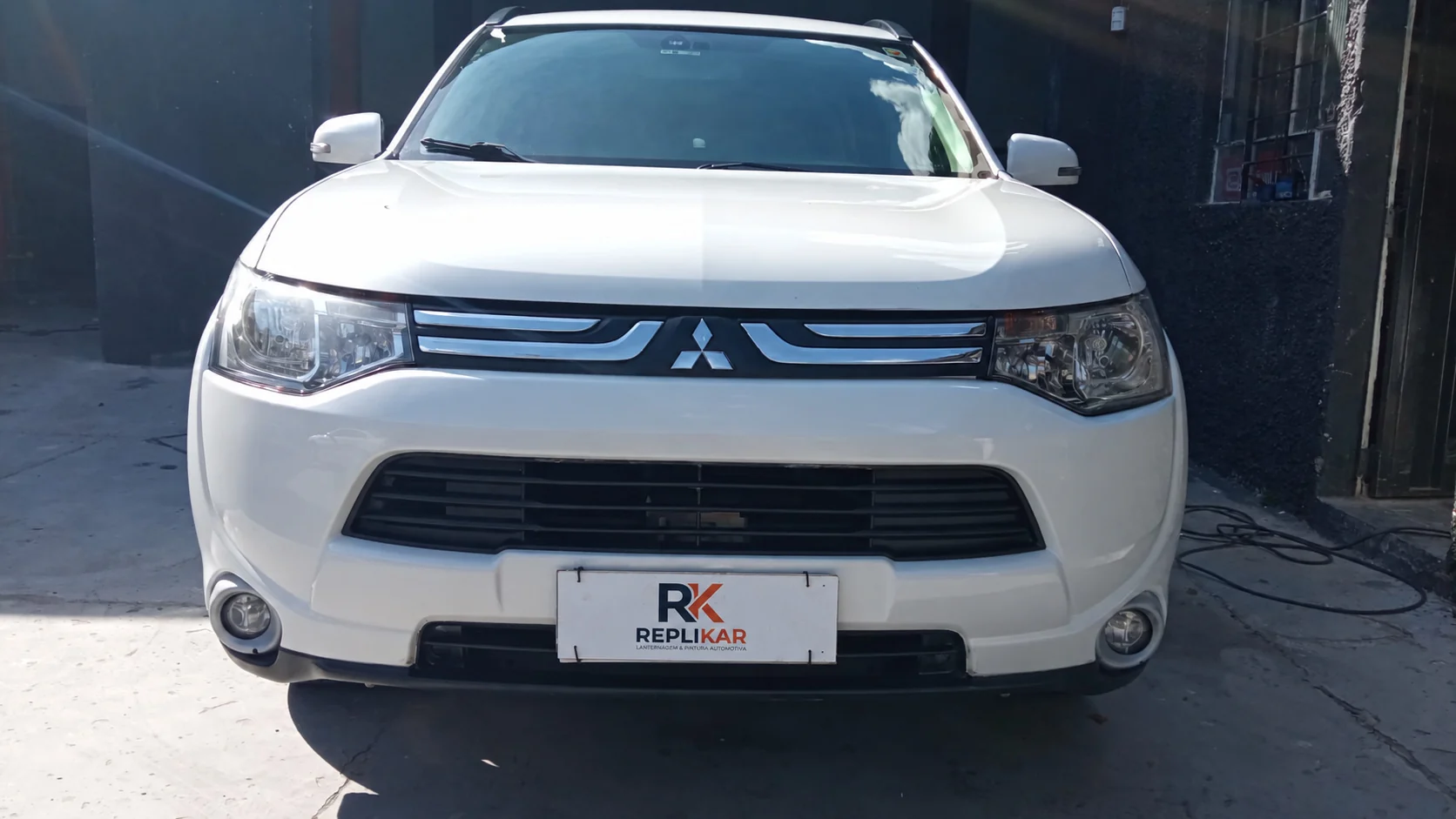 O mesmo Mitsubishi Outlander com a frente refeita depois da lanternagem e da pintura na Replikar