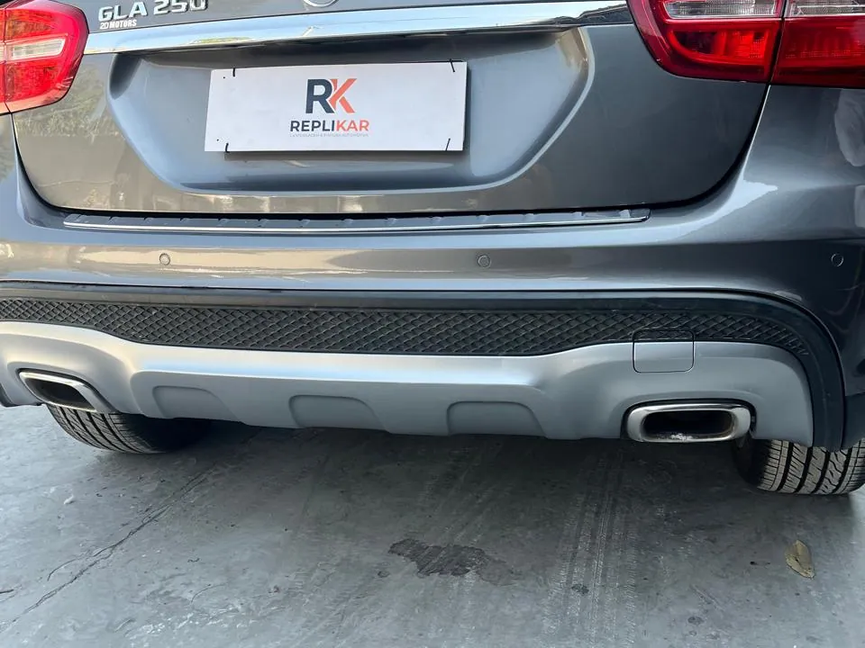 Traseira de um Mercedes GLA 250 com para-choque pronto na Replikar