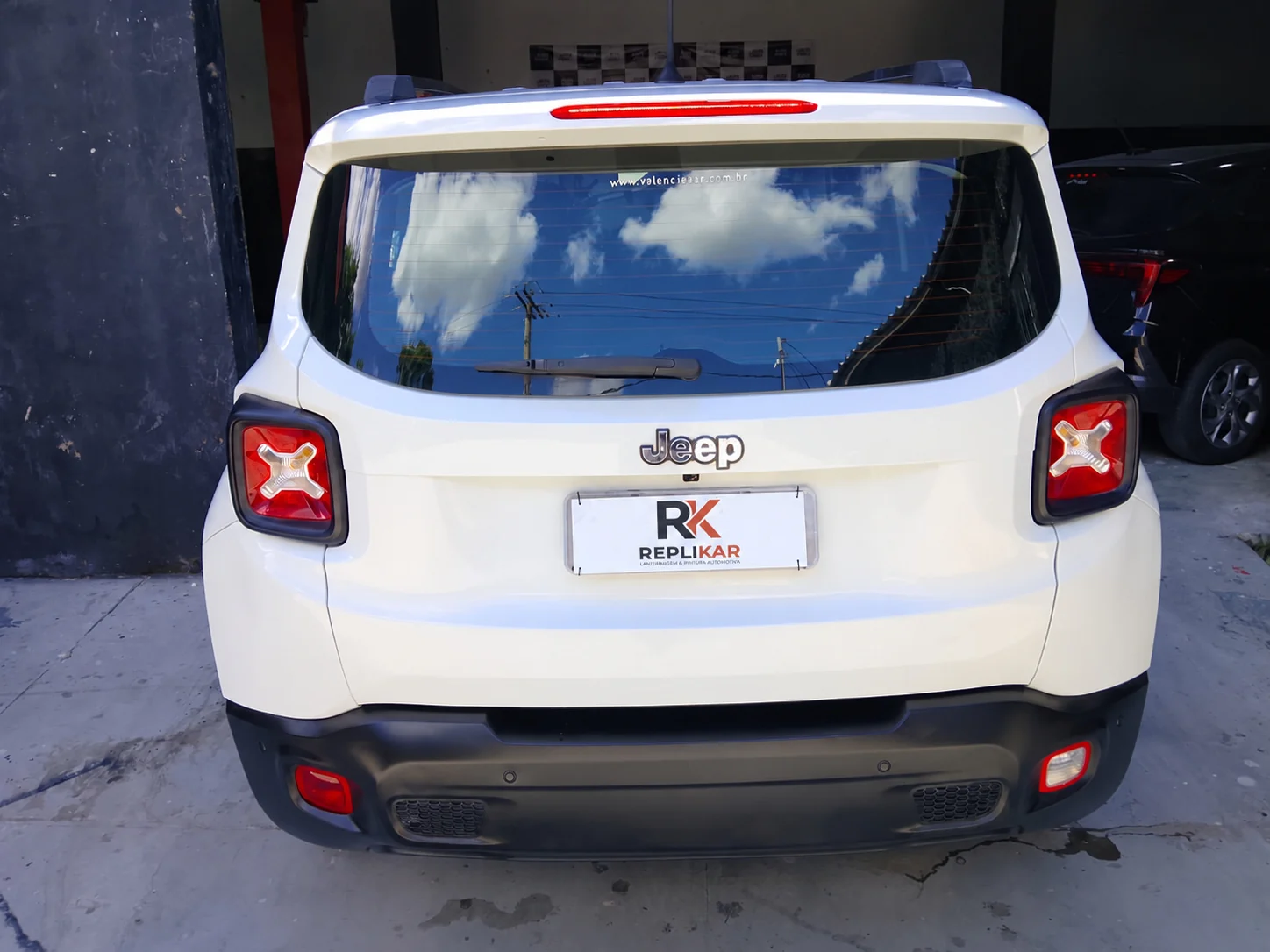 Traseira completa do Jeep Renegade com o para-choque recuperado na Replikar