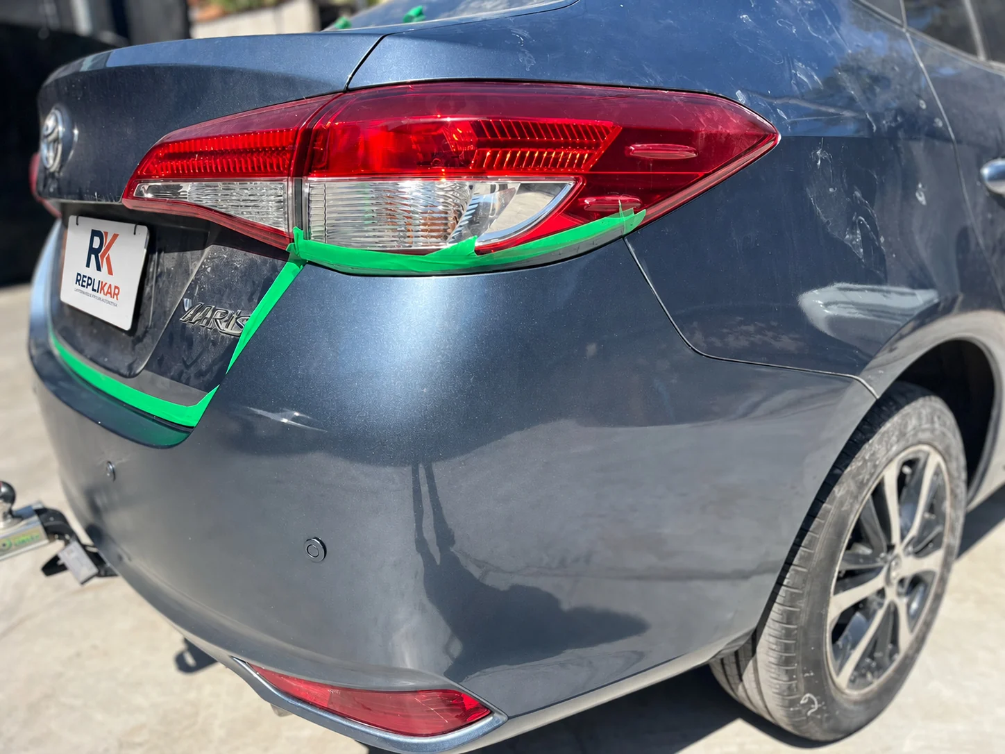 O mesmo Toyota Yaris com a lateral traseira reparada e pintada na Replikar
